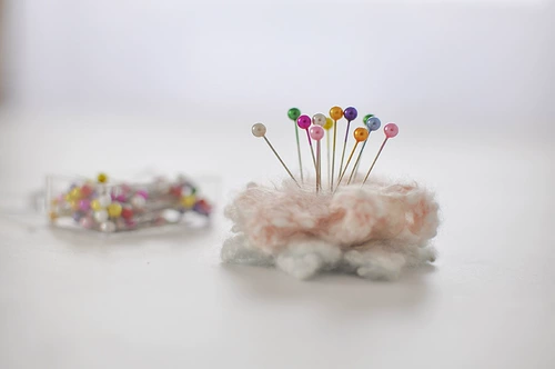 Цветная пластиковая коробка оснащена 100 иглами из жемчужного света и иглами по позиционированию бумаги