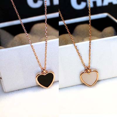 Double face black and white heart-shaped short necklace European and American minimalist short lock bone chain female loving peach heart pendant anti-minder