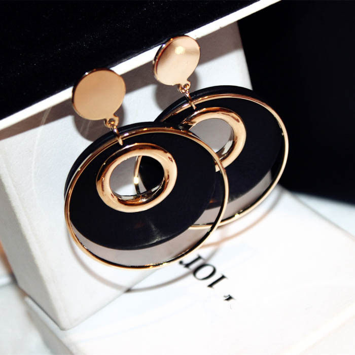 2020 round trendy ear needles European and American style earrings retro wooden gold hoop earrings exaggerated personality female net red