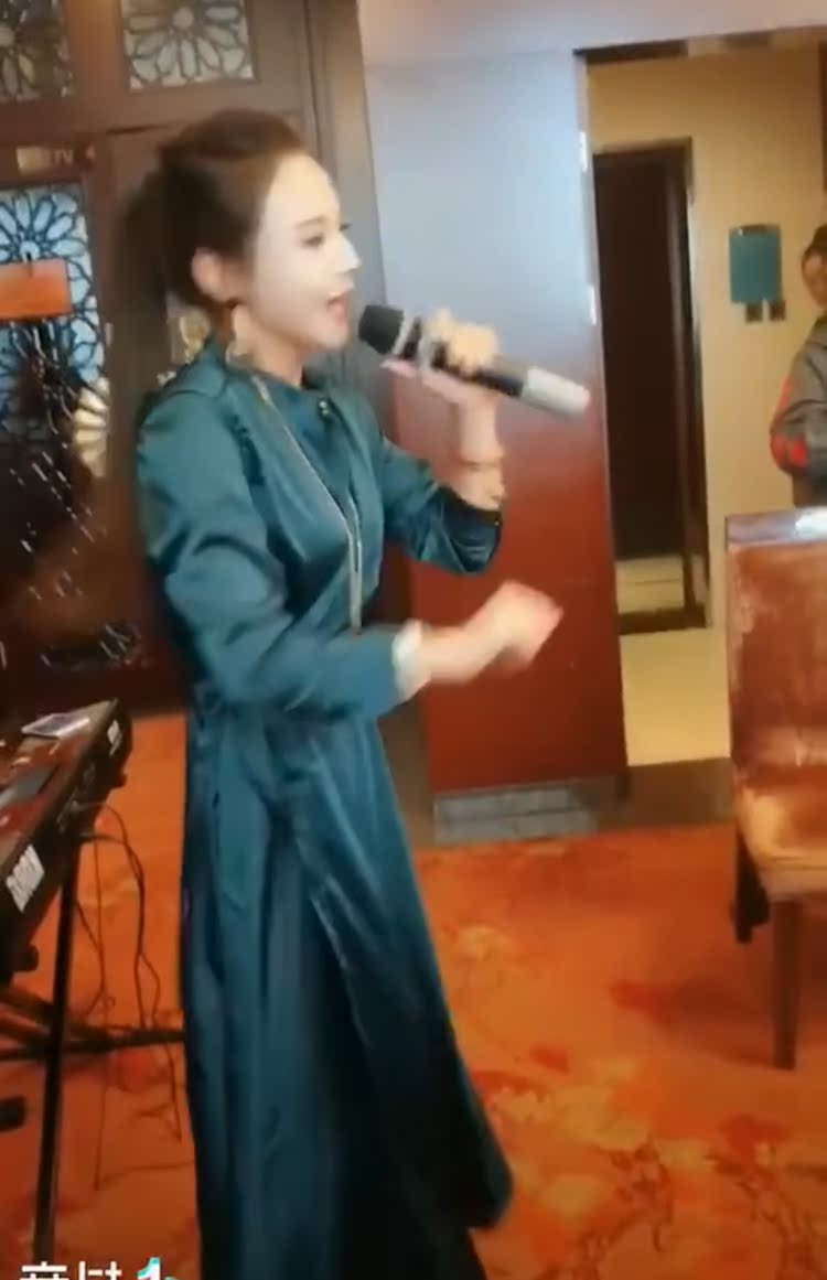 Lắc cùng phong cách Hepburn phong cách thời trang eo thon thả dáng nữ tính một mảnh lụa quấn váy đầm thu đông dài tay