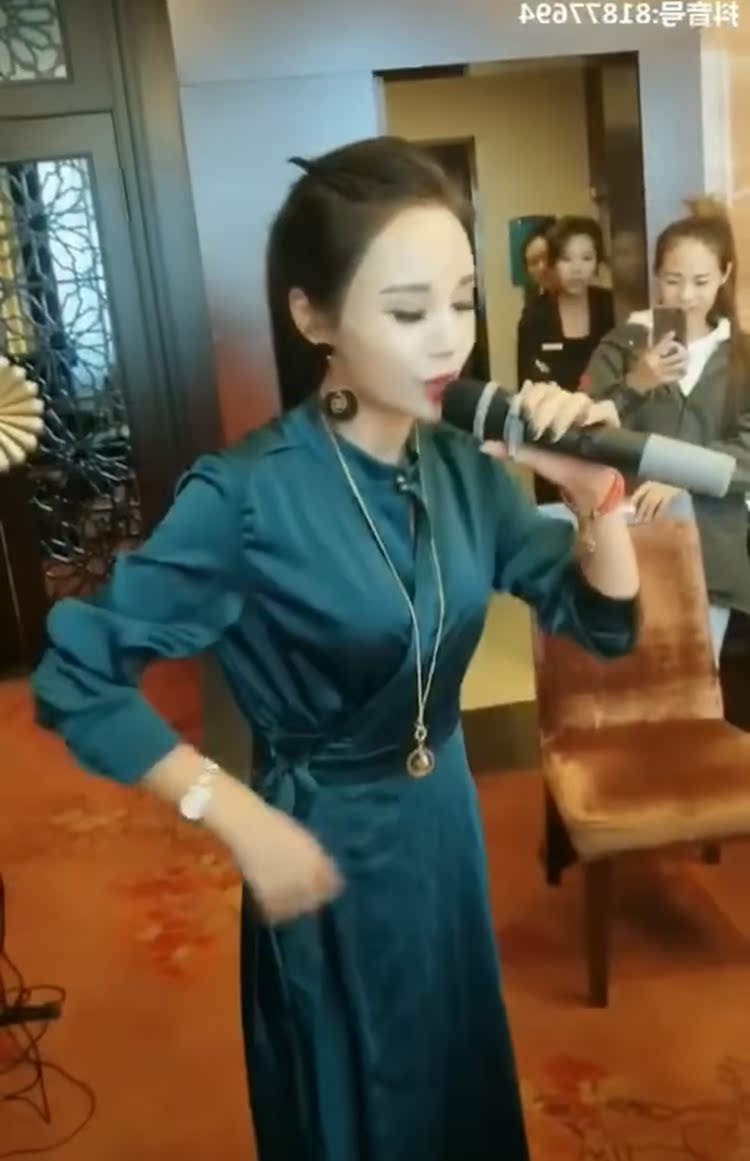 Lắc cùng phong cách Hepburn phong cách thời trang eo thon thả dáng nữ tính một mảnh lụa quấn váy đầm thu đông dài tay