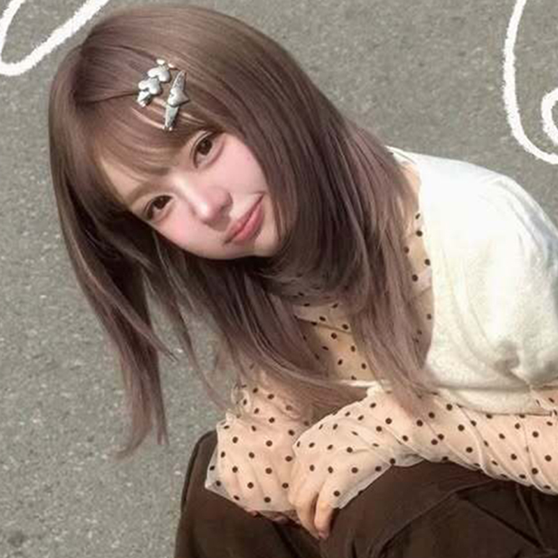 Medium-Length Wig for Women, Natural and Realistic, Age-Reducing, Face-Shaping, Makes the Face Look Smaller, Fashionable Full Wig, High-End Collarbone-Length Hair, Gray-Pink