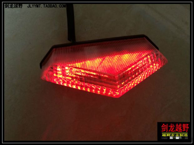 Phụ kiện xe mô tô CQR 250 Đèn hậu LED hình tam giác mới đèn pha led xe máy