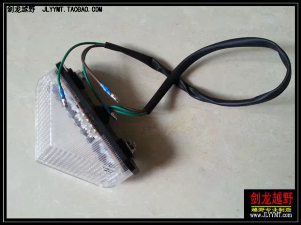 Phụ kiện xe mô tô CQR 250 Đèn hậu LED hình tam giác mới