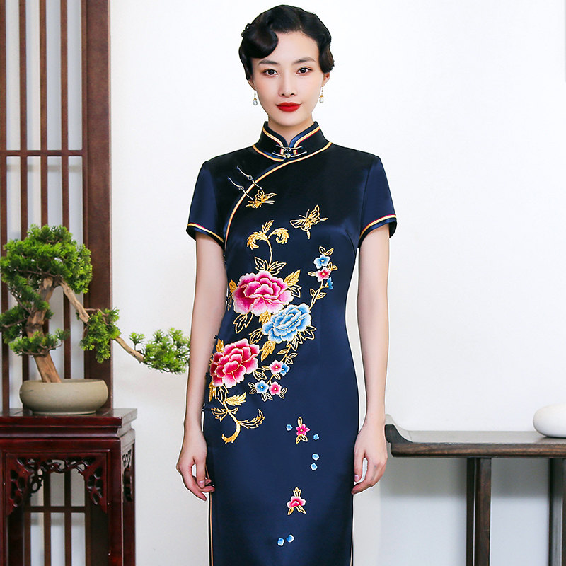 The Chinese classic old Shanghai qipao is a long version of an elegant and upscale hand-embroidered embroidered embroidered embroidered dress