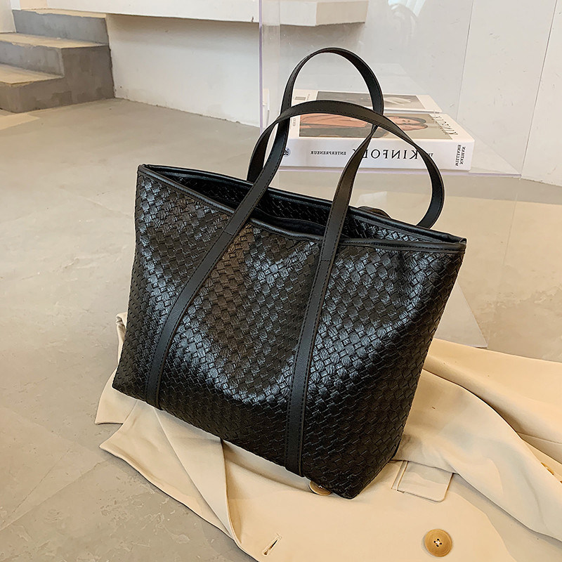 European Station 2022 New Trendy Leather Retro Woven One Shoulder Portable Tote Bag Female Large Capacity Versatile Fashion
