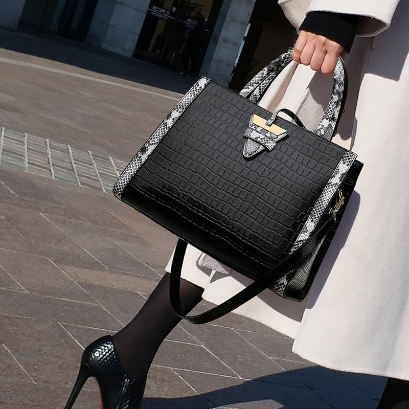 Tide brand fashion crocodile pattern handbag women's 2020 new large-capacity genuine all-match genuine leather one-shoulder cross-body bag