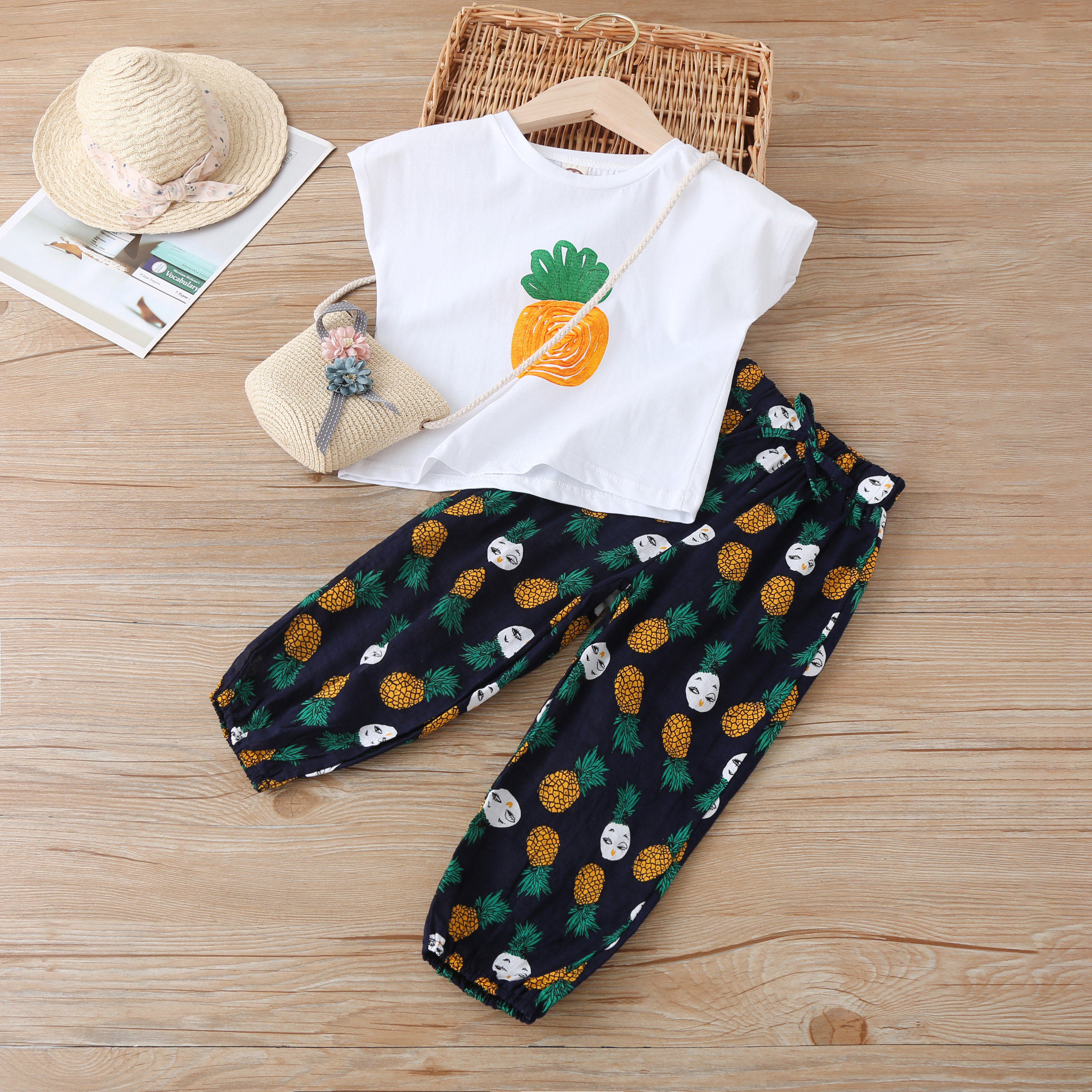 Girls' suit 2020 summer new short-sleeved top cotton T-shirt Korean version of children's clothing baby anti-mosquito pants two-piece set