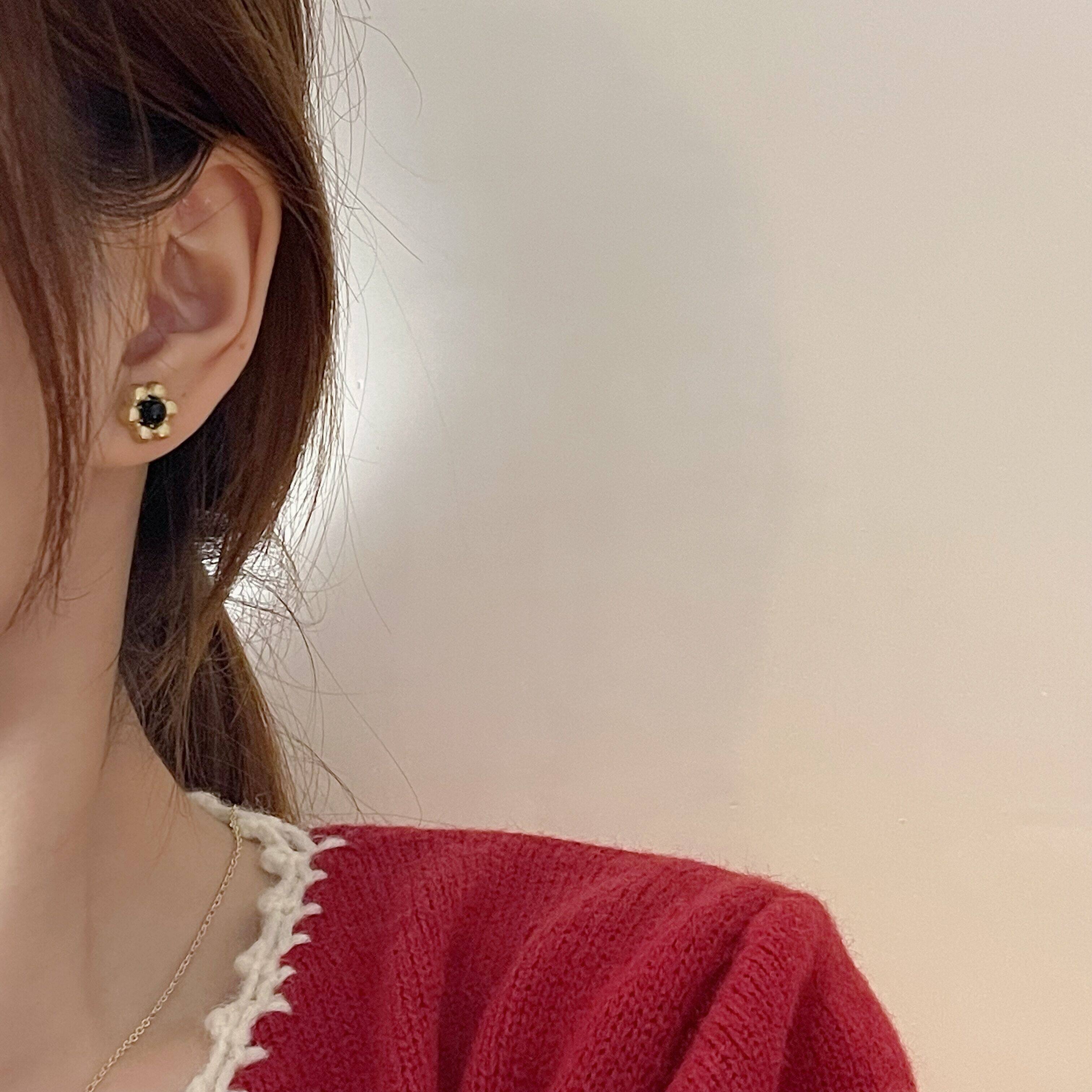 Sunflower is small and matt gold advanced feel earrings French style retro small ear decoration delicate without earhole invisible ear clip woman