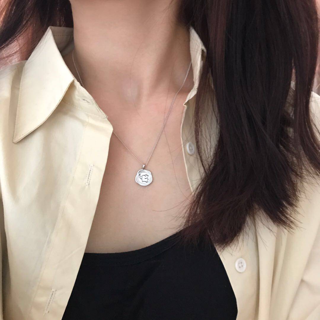 Small Flying Elephant Lucky Round Card Necklace Silver Plated Retro Lock Bone Chain Student 100 Hitch Design Sensation Pendant Small Crowdnew Woman