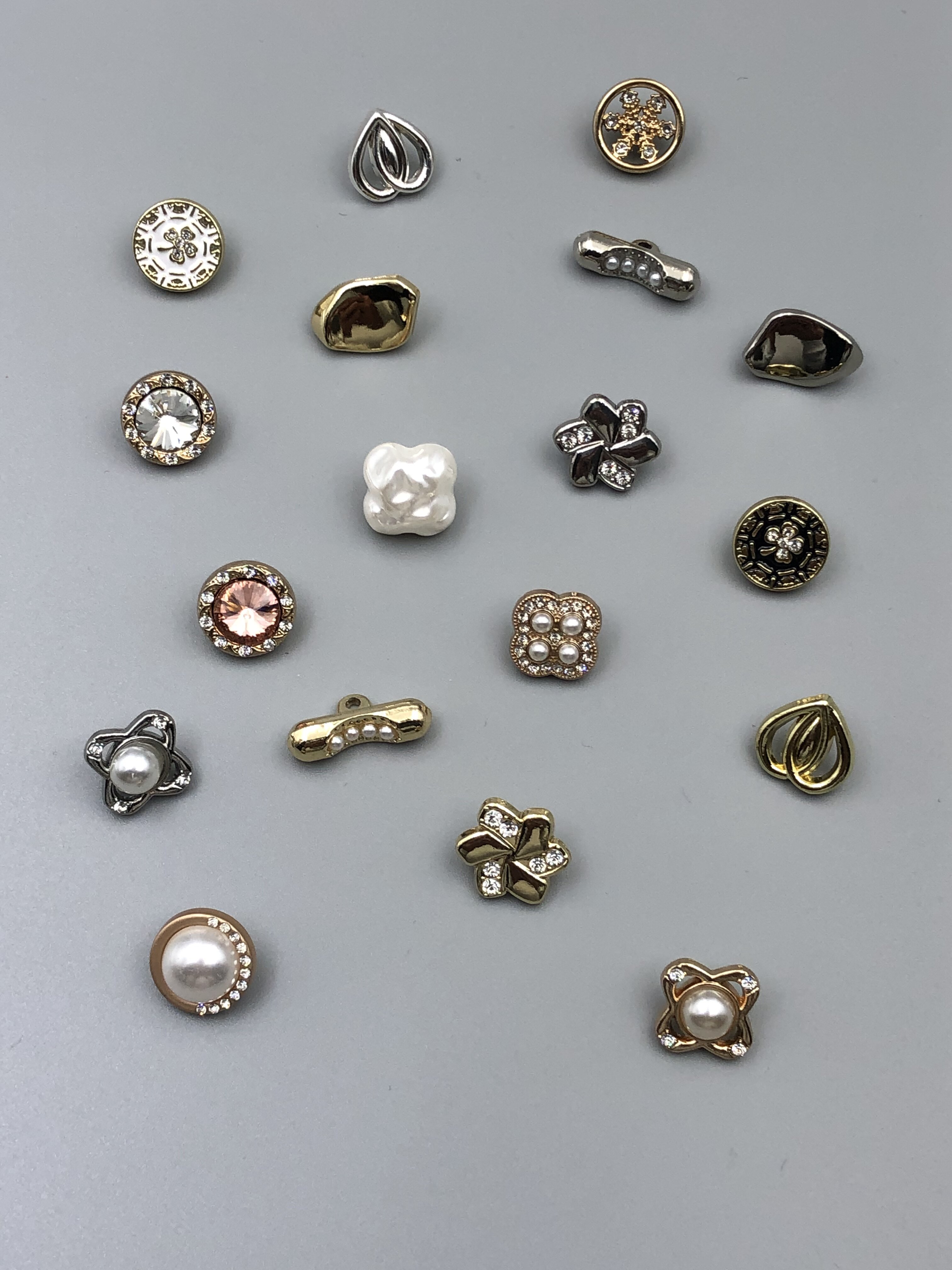 ファッショナブルで高級感のあるシャネル風シャツ。メタルボタン付き。エレガントで着回しの効くレディーストップス、ブラウス、カーディガン、小ボタンシャツ。