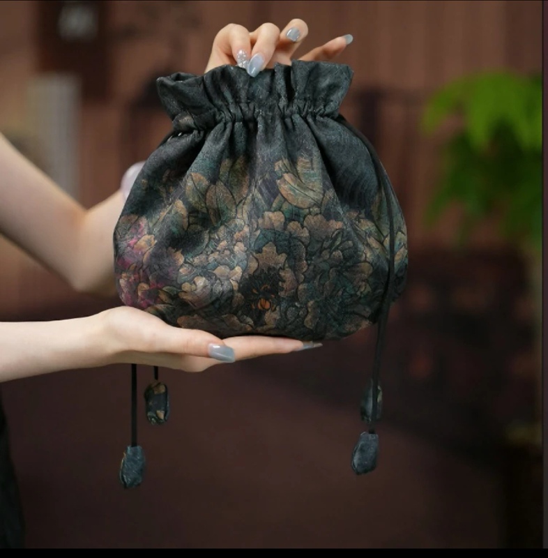 Chinese-Style Yuanbao Small Bag Made of Fragrant Cloud Yarn, Portable Drawstring Crossbody Coin Purse, Fashionable and Simple Chinese-Style Yuanbao Small Bag Made of Fragrant Cloud Yarn, Portable Drawstring Crossbody Coin Purse, Fashionable and Simple