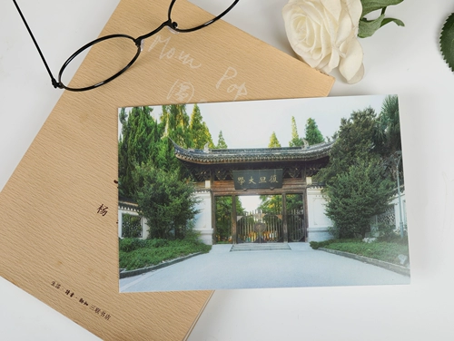 Шесть -летний магазин более 20 цветных университетов.