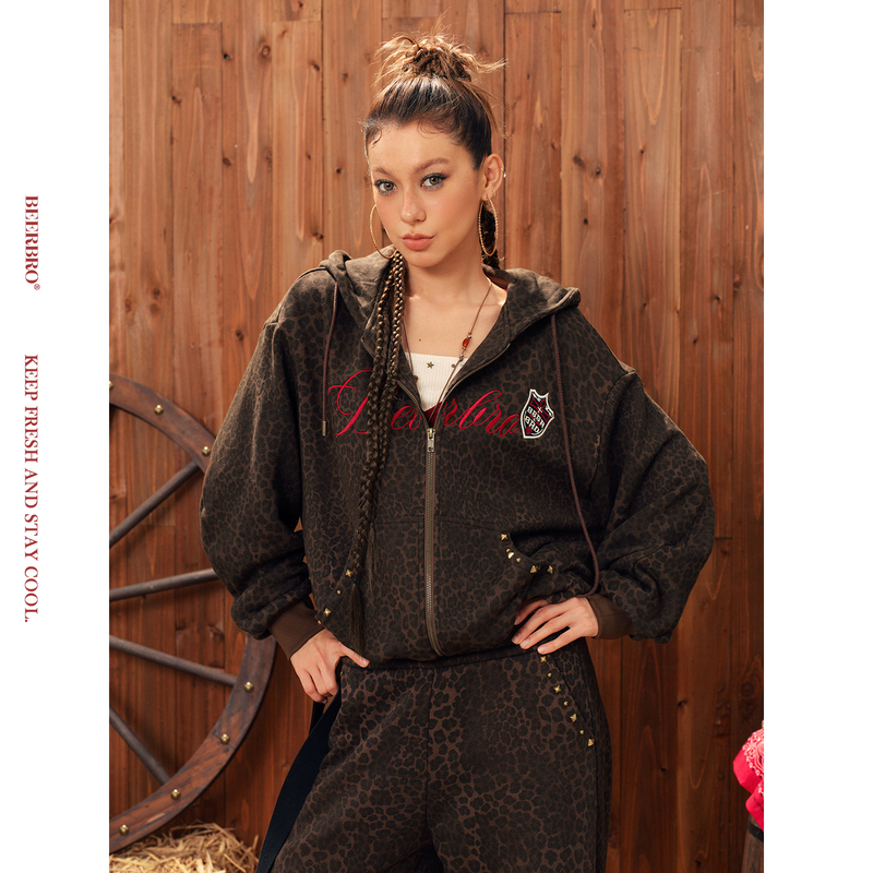 Beerbro『Trendy Sports』Pure Cotton Casual Loose Leopard Print Sports Sweatshirt and Sweatpants Autumn and Winter Set for Women Beerbro『Trendy Sports』Pure Cotton Casual Loose Leopard Print Sports Sweatshirt and Sweatpants Autumn and Winter Set for Women