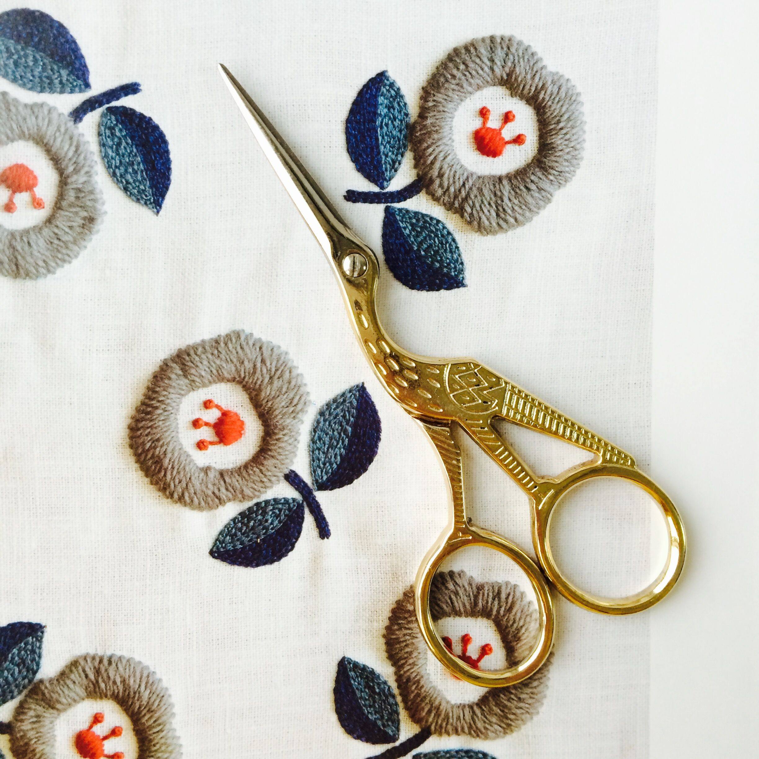 Cloth with embroidered creative crane-shaped bird scissors handmade with special retro delicacy and small bird shaped yarn cut