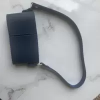 Низ из бархата темно-синего цвета.