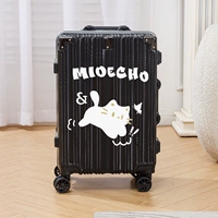 Алюминиевая рама, черная английская кошка, гоняющаяся за бабочкой