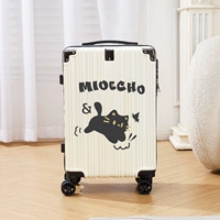 Зип 𫔀 белый английский кот гоняется за бабочкой