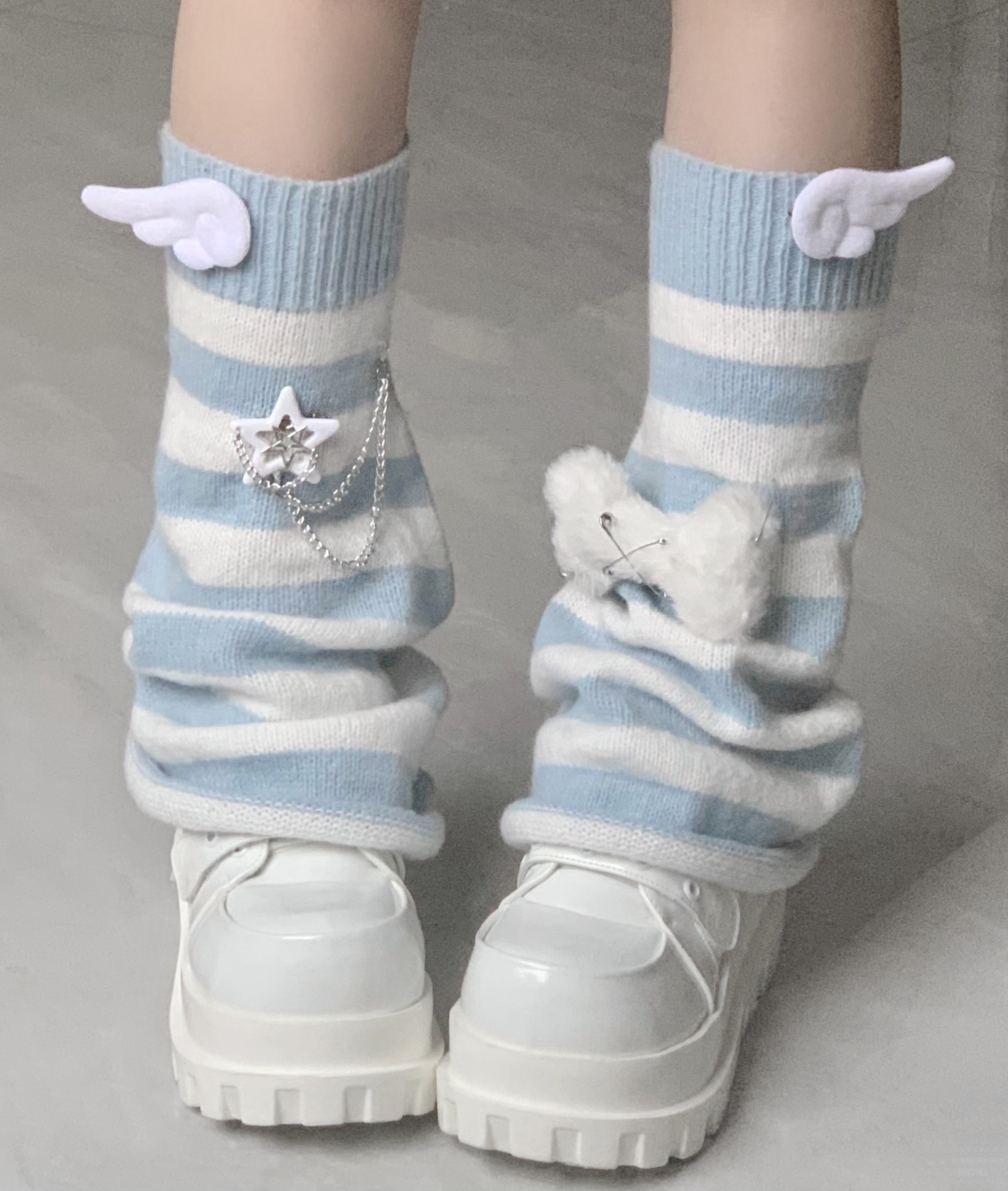 オリジナルのY2Kサブカルチャーのライトブルーとホワイトのストライプのフレアレッグウォーマー、日本のボーン柄の原宿スタイルのルーズソックス