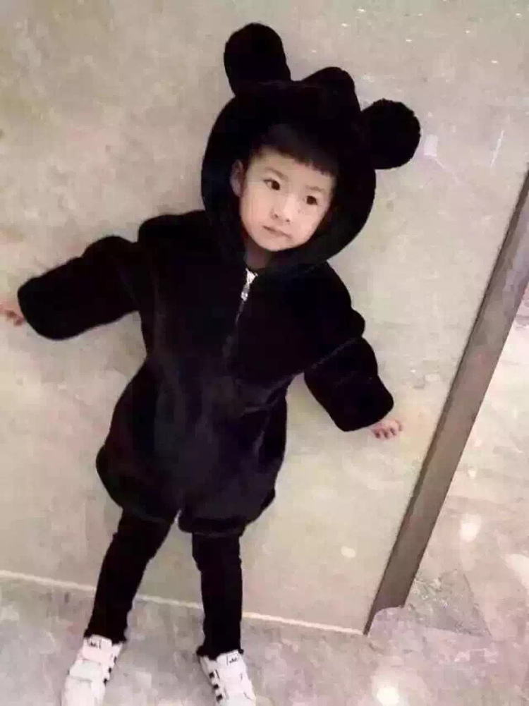 Cha mẹ-con mặc áo khoác lông mùa đông giả phiên bản Hàn Quốc của một gia đình ba con gấu trùm đầu mẹ và con gái áo bông thủy triều váy trẻ em