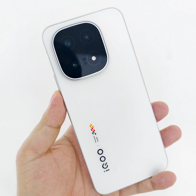 Newly Released Iqoo 15 Flagship Gaming Phone for Students