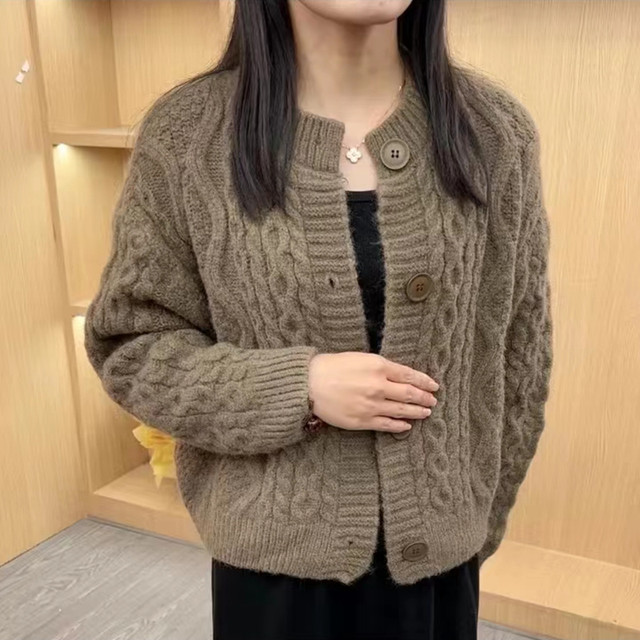 Xiaoxiangfeng ເສື້ອຢືດສັ້ນບິດສັ້ນສໍາລັບແມ່ຍິງ 2023 ດູໃບໄມ້ລົ່ນແລະລະດູຫນາວ 2023 ຄໍໃຫມ່ວ່າງຮອບຄໍທີ່ອ່ອນໂຍນແບບ knitted cardigan