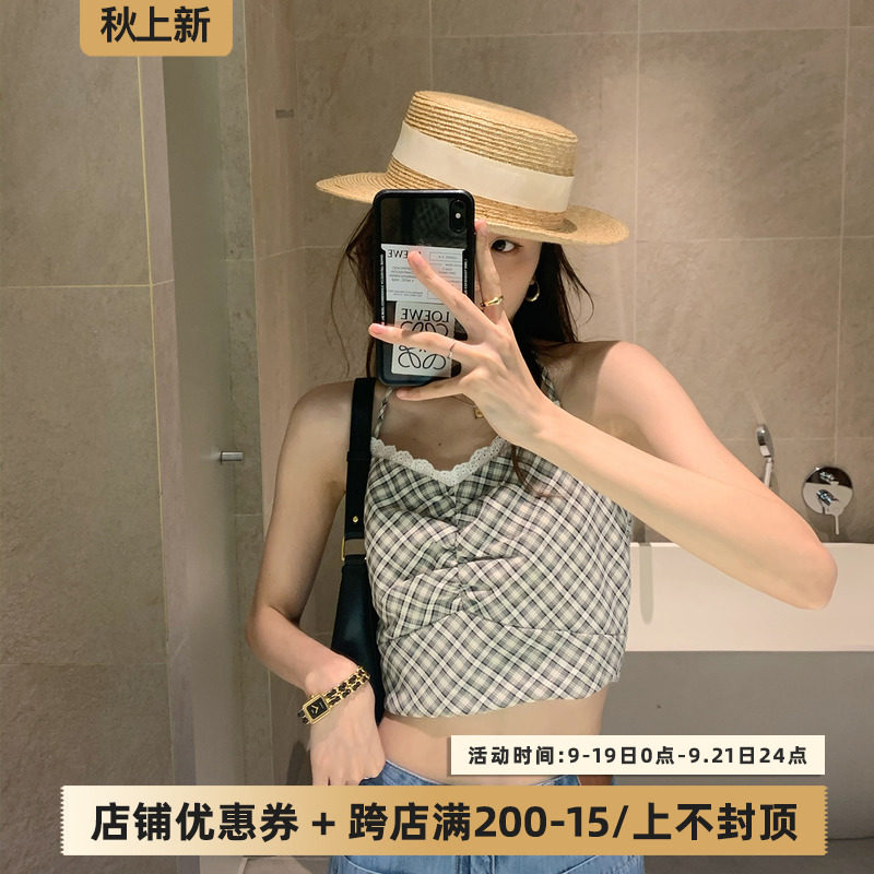 (TWO LEMON hot girl is very busy) I wear a short plaid camisole in Sanya for women's outer wear