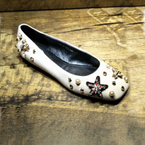 Womens shoes look good. There are stars. Rhinestone pearls are also beautiful.
