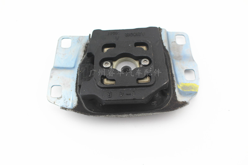 Suitable for Volvo S40V50 gearbox foot rubber gearbox left engine bracket pad machine claw plastic pad