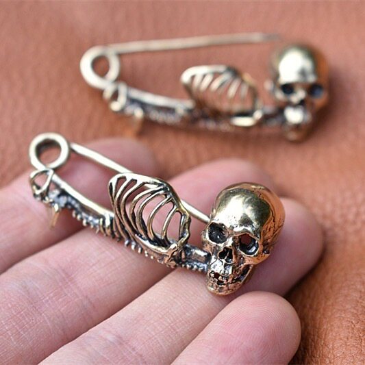 Vintage retro skull brooch, dark and exaggerated unique clothing anti-exposure waist-cinching pin, Halloween.