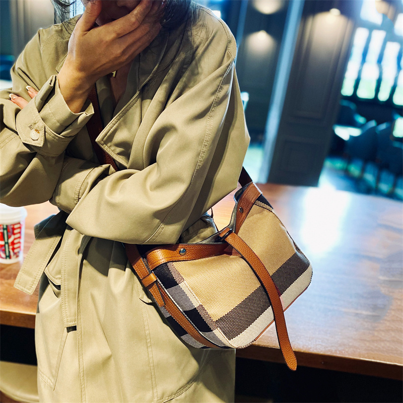 European and American Fashion Casual Genuine Leather Tote Bag Trendy 2026 New High-End Plaid Canvas Bag Stylish Crossbody Bag for Women