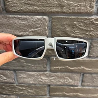 Серебряное квадратное велосипедное зеркало.