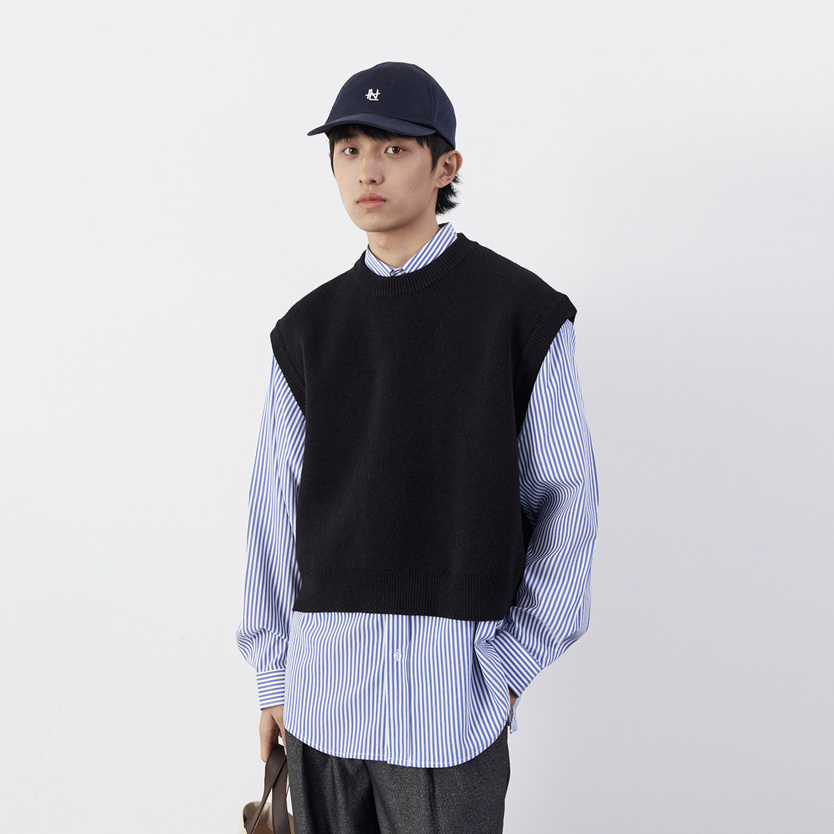 (Spot) 21AW autumn and winter must be worn into the classic retro solid color short knitted sweater vest man