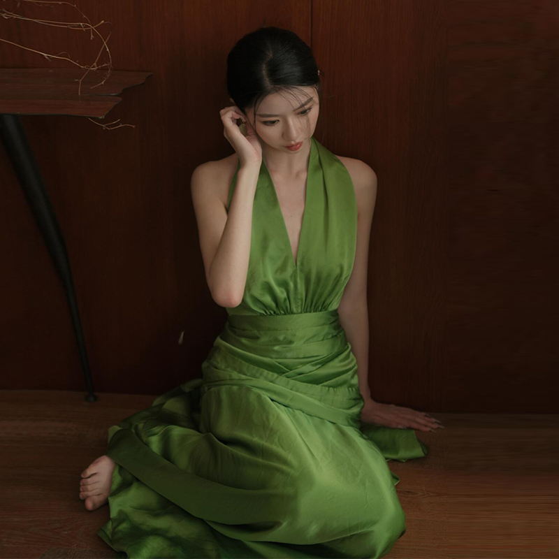 French Evening Dress with a High-End Feel, Halter Neck, Backless Satin Bridal Wedding Robe, Green Host Banquet Dress