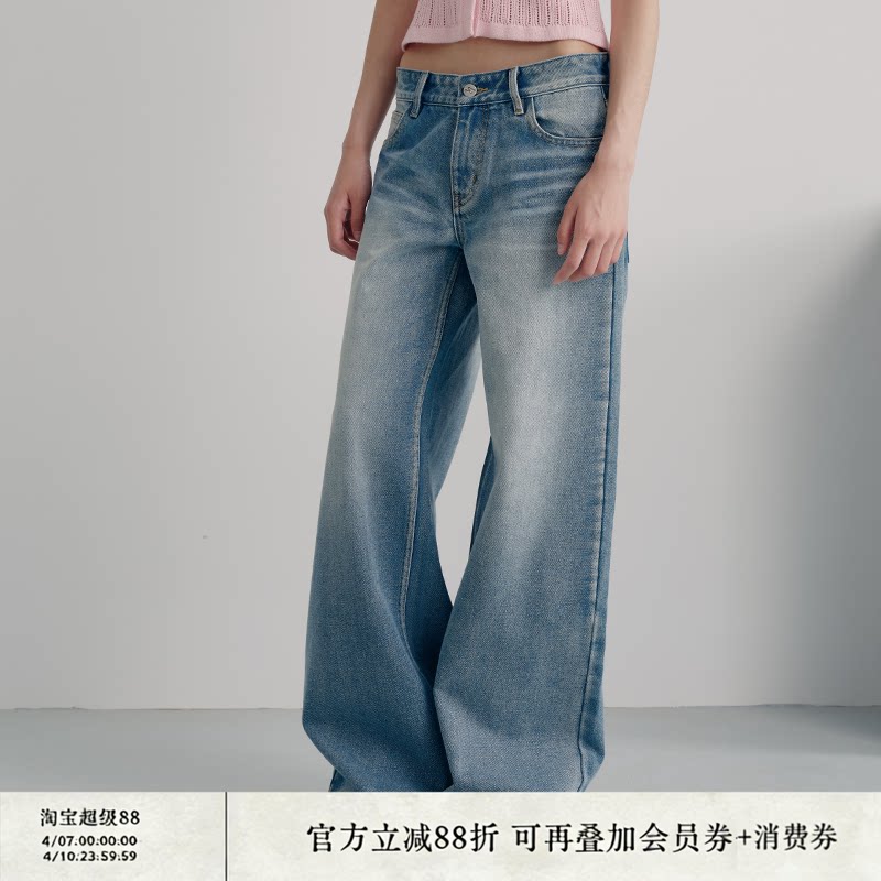 JCAESAR DENIMSのライトブルーウォッシュデニムジーンズ。ストレートレッグフィット、自然なダメージ加工とリラックスしたルックス。