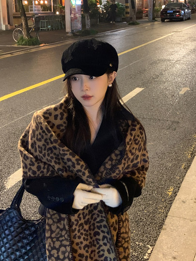 Korean autumn and winter hot girl fashionable leopard print scarf for women 2025 new thickened neck protector warm scarf shawl dual use