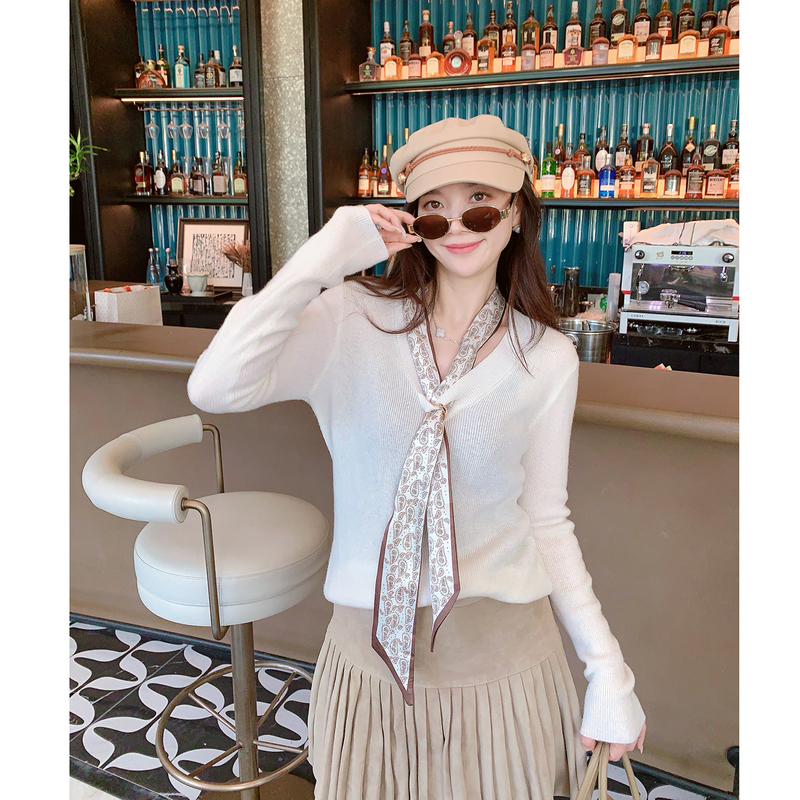 From Yi [Say Goodbye to Monotony] Wool and Cashmere V-Neck Long-Sleeve Knitted Pullover Sweater, Elegant Base Layer for Women ~ Two Colors