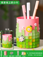 Теленок на зеленой траве