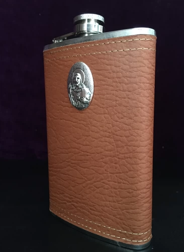 Древнее серебро нарезает святое сердце, как утолщенное вино из нержавеющей стали