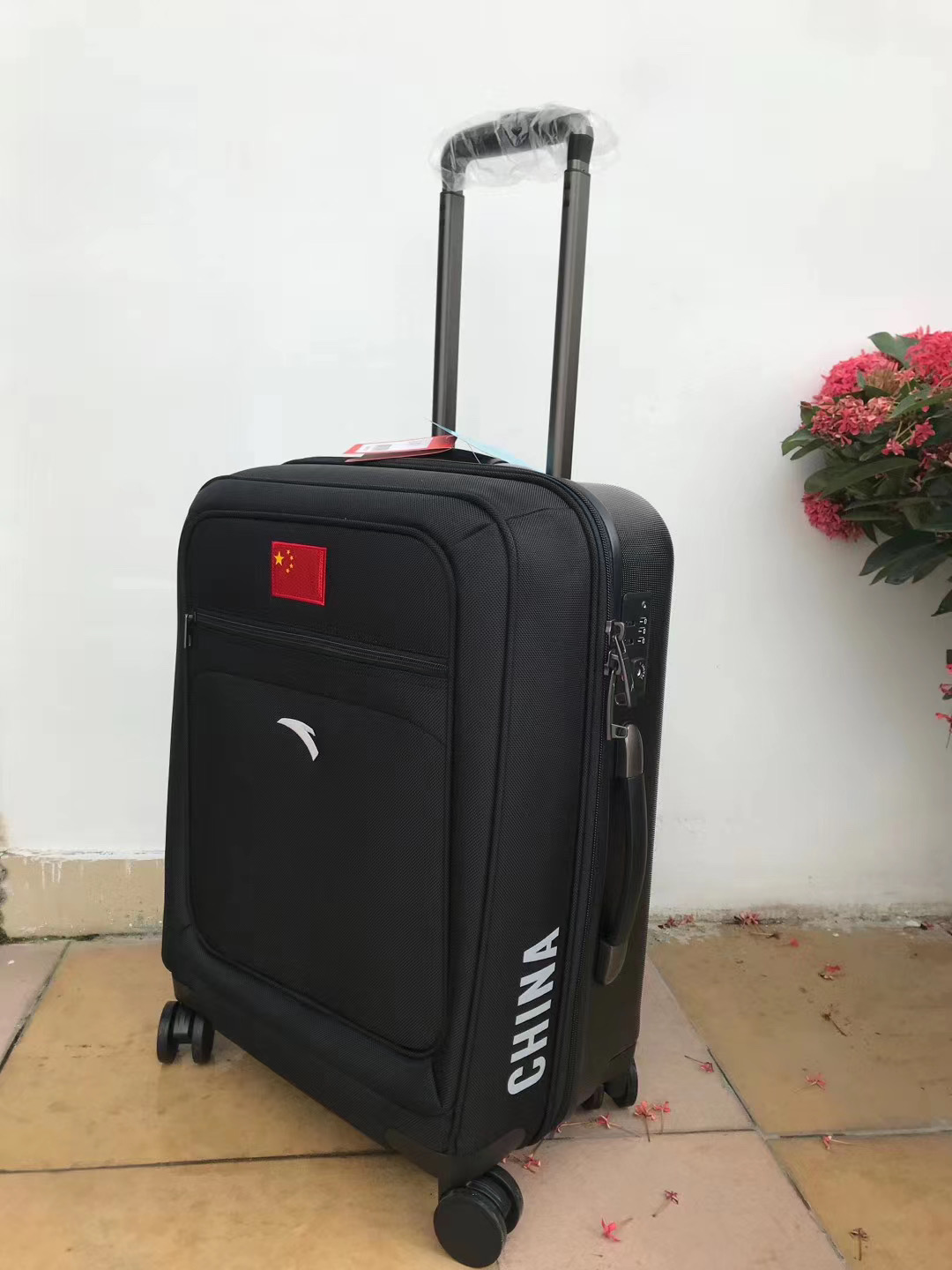 Anta sponsors the 2020 national team sports boarding trolley case