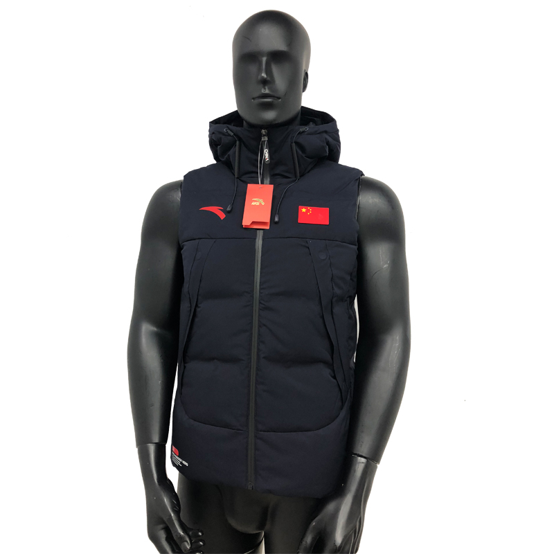 ANTA sponsored the national team 2018 short down jacket horse for men and women with the same downcast vest