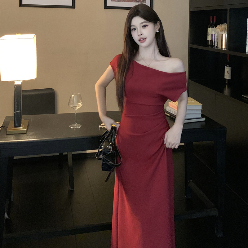 Designed One-Shoulder Red Dress for Women, Summer 2026, Plus Size, Slightly Chubby, Pure and Alluring Style, Waist-Cinching, Slimming Long Dress