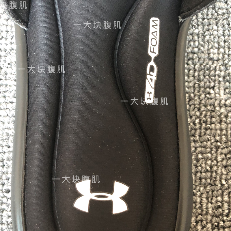 Một chiếc Dema UA Men Ignite V Fitness Trends Velcro dép đi trong nhà 1287318 dép chính hãng