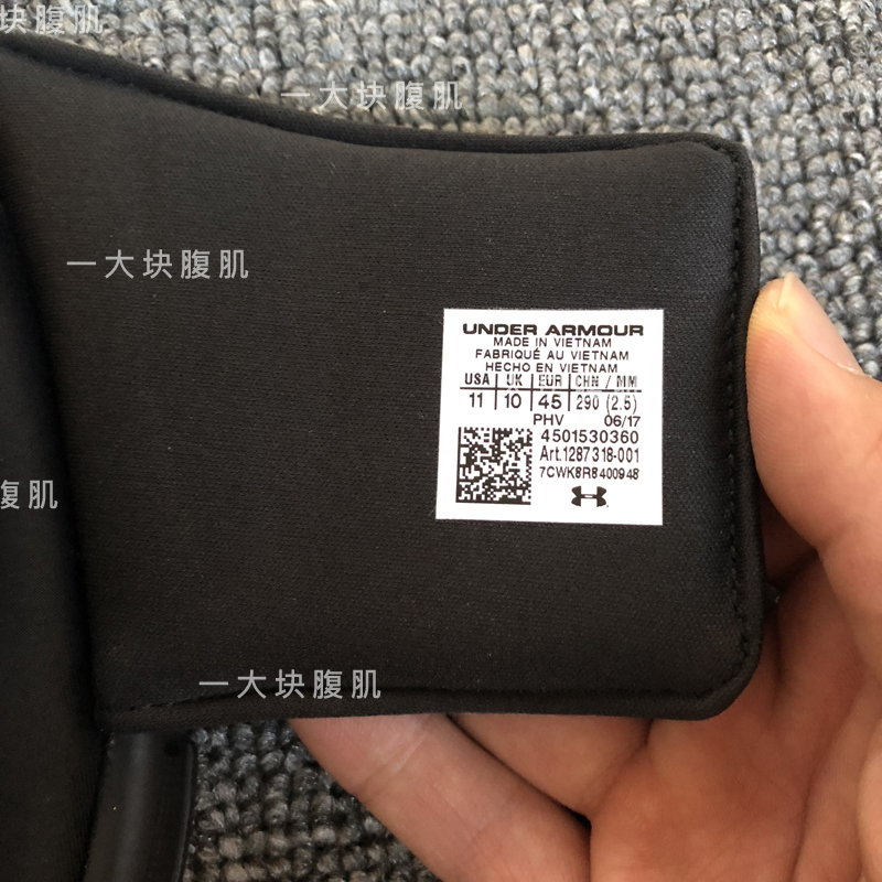 Một chiếc Dema UA Men Ignite V Fitness Trends Velcro dép đi trong nhà 1287318 dép chính hãng