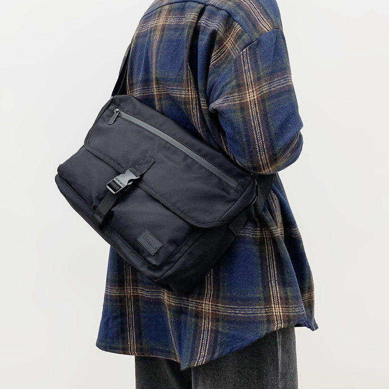 New single shoulder diagramidal satchel male tide card casual diagonal shoulder bag woman 100 hitch student day sports postman charter can