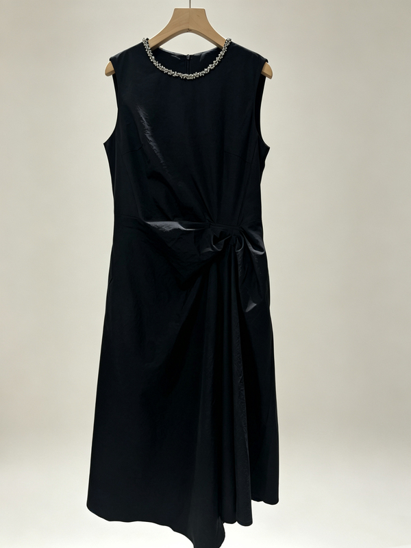 L61B2687 Round Neck Sleeveless Dress with Rhinestones, Pleated Waist, Slimming Effect, Irregular Black Elegant Long Dress
