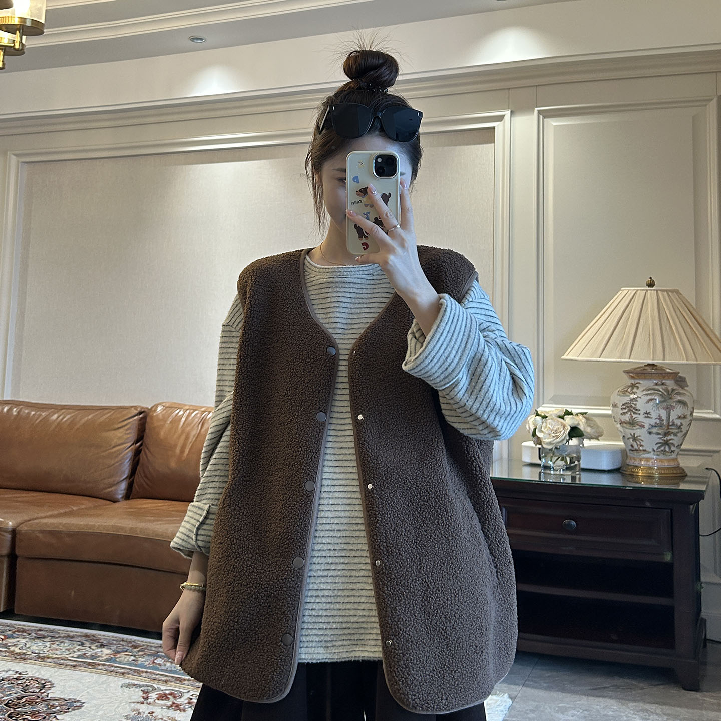 冬日里的慵懒新宠：复古羊毛马甲的温暖回归