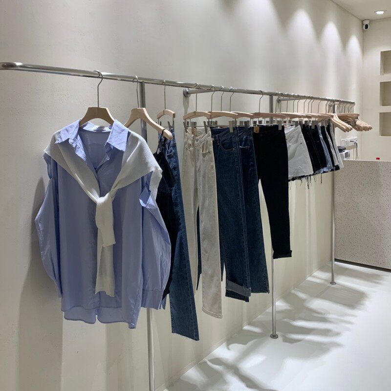 服装店展示架新潮流：不锈钢上墙女装店陈列架落地式童装挂衣架，网红挂衣杆引领时尚！