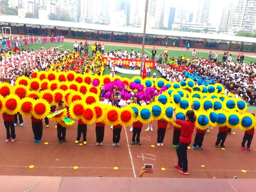 Улыбка -сплетенные подсолнечные цветы цветочные цветы подсолнечные танцевальные продукты церемония открытия, чтобы войти