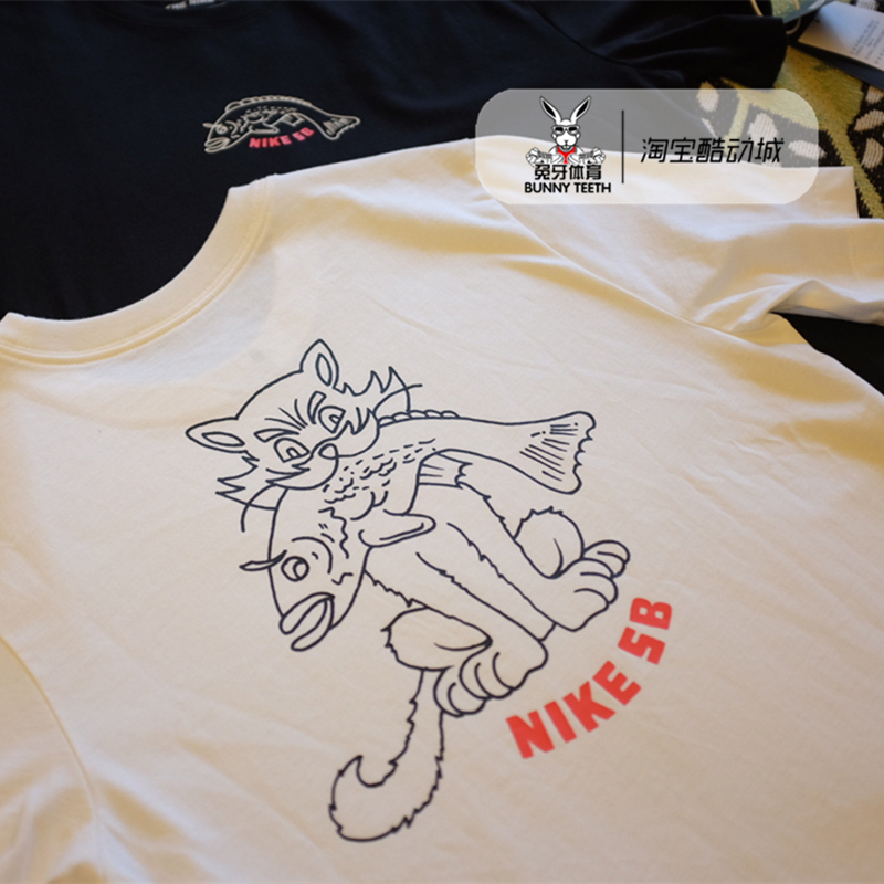 Nike/Nike Men's and Women's Sports Casual Couple's Printed Cat Eating Fish Short-Sleeved T-Shirt Ct5737-010-100 Nike/Nike Men's and Women's Sports Casual Couple's Printed Cat Eating Fish Short-Sleeved T-Shirt Ct5737-010-100